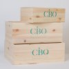 Cassetta Francese pino - Composta in legno spessorato da 7-8 mm e levigato.
Tinteggiatura in noce chiaro e scuro, ciliegio e castagno.
Disponibile per confezioni da 1, 2, 3, 4, 6, 3+3 e 6+6 bottiglie.